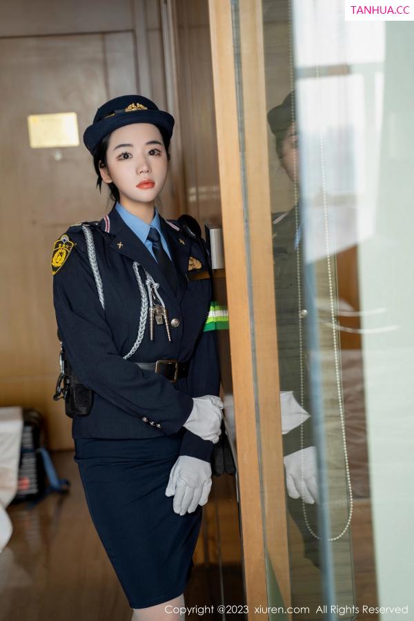   [XiuRen]高清写真图 2023.03.30 No.6497 汐汐爱吃草莓 制服美臀第12张图片
